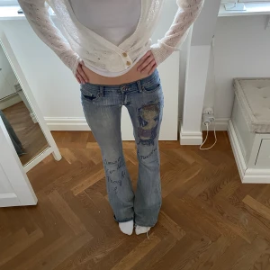 Super snygga jeans  - Jätte snygga jeans från true religion som inte går att få tag på någonstans. Aldrig sett någon med liknande så dem e jätte originella. Midjemått 40 rakt över och 85 innerbens längd. Ner trampade där bak och små fondation fläckar men syns ej så mkt 