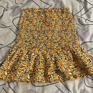 ribbad kjol/tubtopo - Supersöt ribbad kjol med volanger från ONLY som endast använts ett par gånger som även kan användas som en fin tubtopo💓