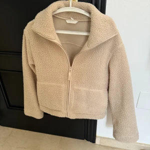 Teddyjacka - Jättepopulär Teddy jacka från H&M. Slutsåld överallt. Använd fåtal gånger🩷säljer en likadan i svart också