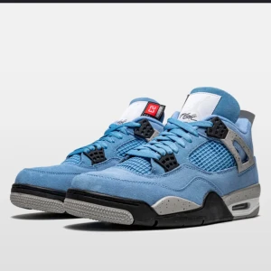 Jordan 4 unc  - Det är storlek 45,5 men passar storlek 44 dom är i ganska bra skick 7/10 kvitto inklusive box finns med kan ta bilder på dom privat   Kan fraktas