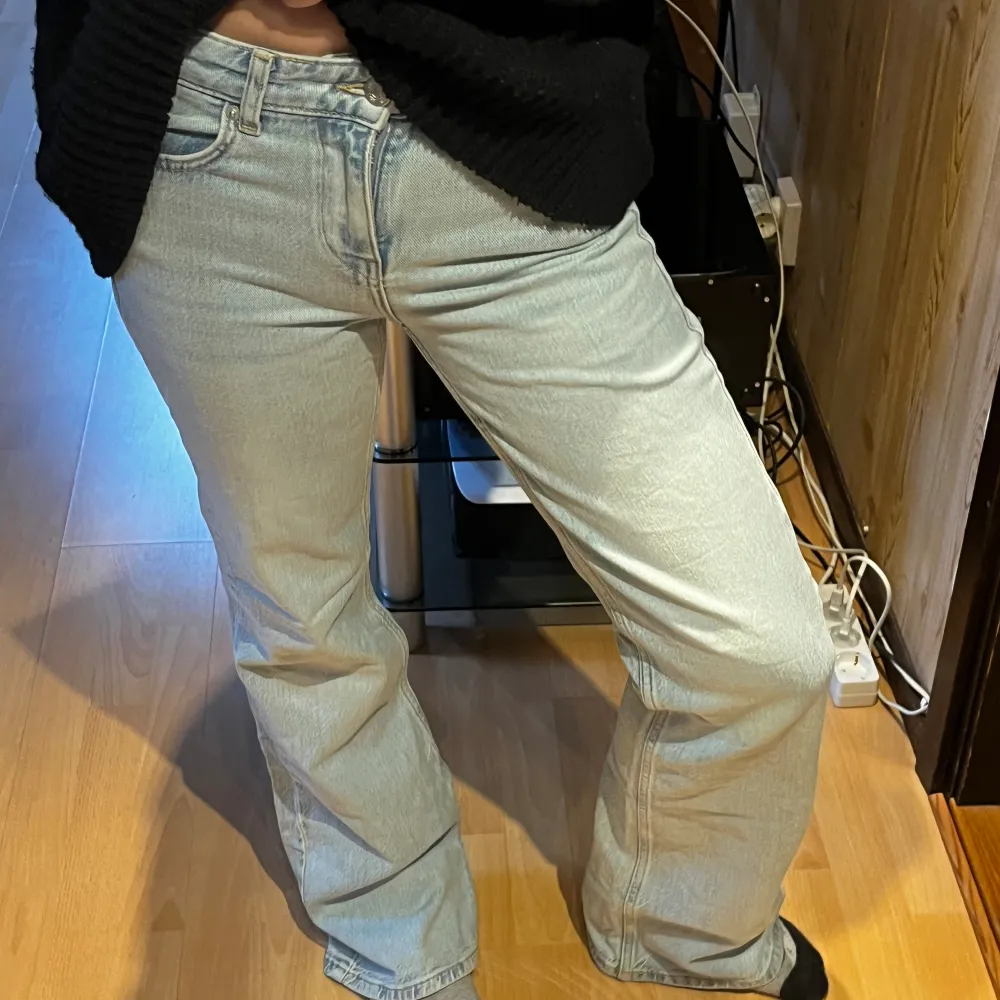 Populära zara jeans!! Är 167 💕💕 Inga defekter och är nästan helt nya! 💙midwaist. Jeans & Byxor.