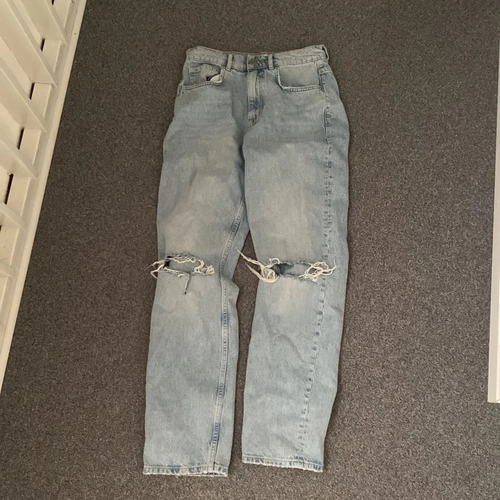 Ett par blå jeans från Gina med hål. Dessa byxor är i bra skick har knappt används🩷. Jeans & Byxor.