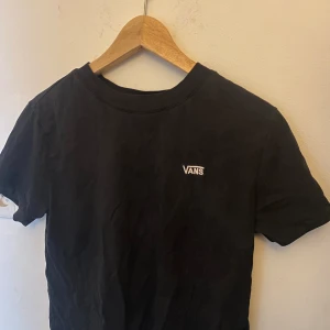 Vans Kortärmad tröja - 😁😁syns att den blivit tvättad i vissa ljus men inget jätte märkvärdigt  Skulle säga att den sitter mer som en S än en M 