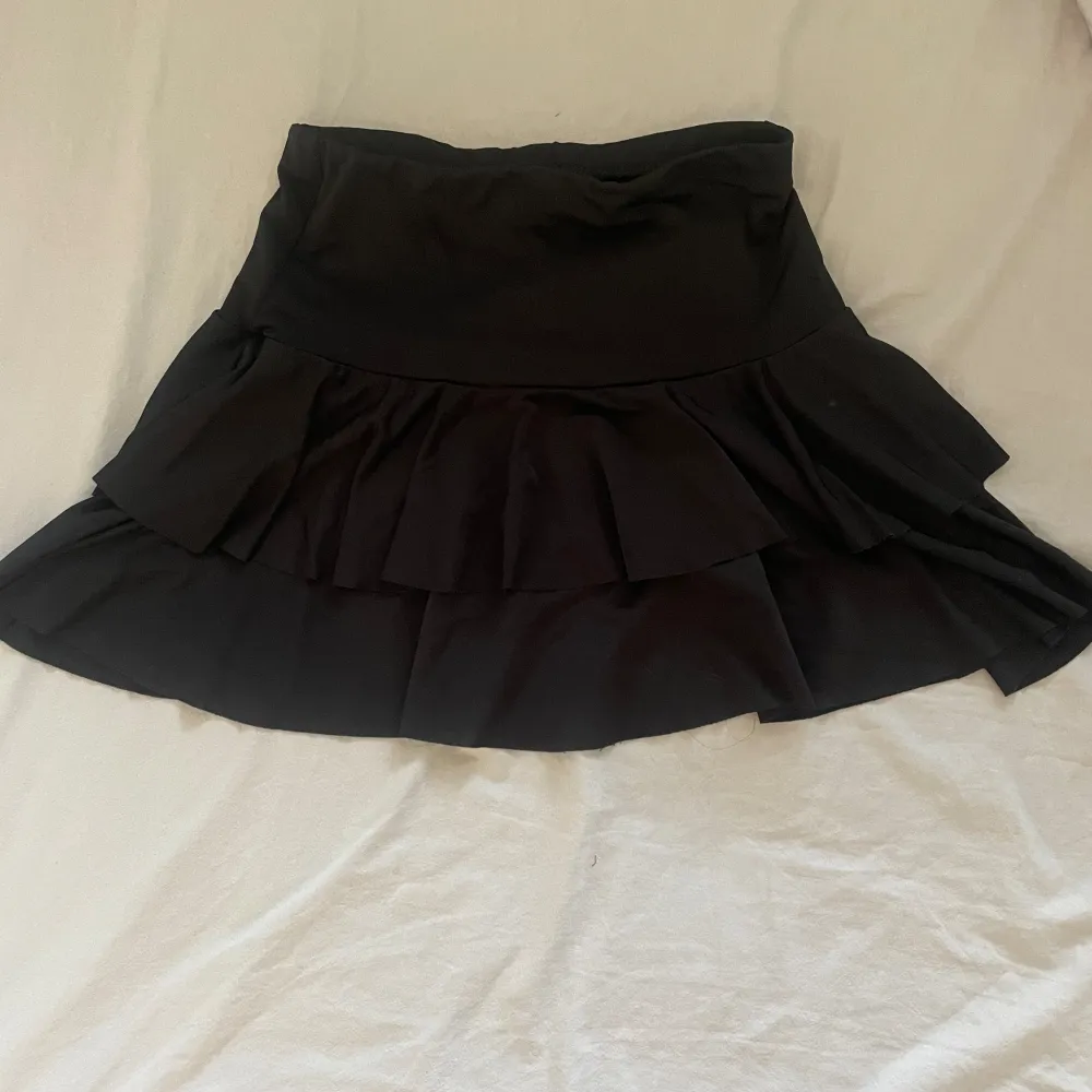 säljer denna gulliga svarta kjol från asos pga att den inte passar mig längre⭐️materialet är stretchigt och skönt, perfekt nu för sommaren💗kontakta om du har några frågor💞. Kjolar.