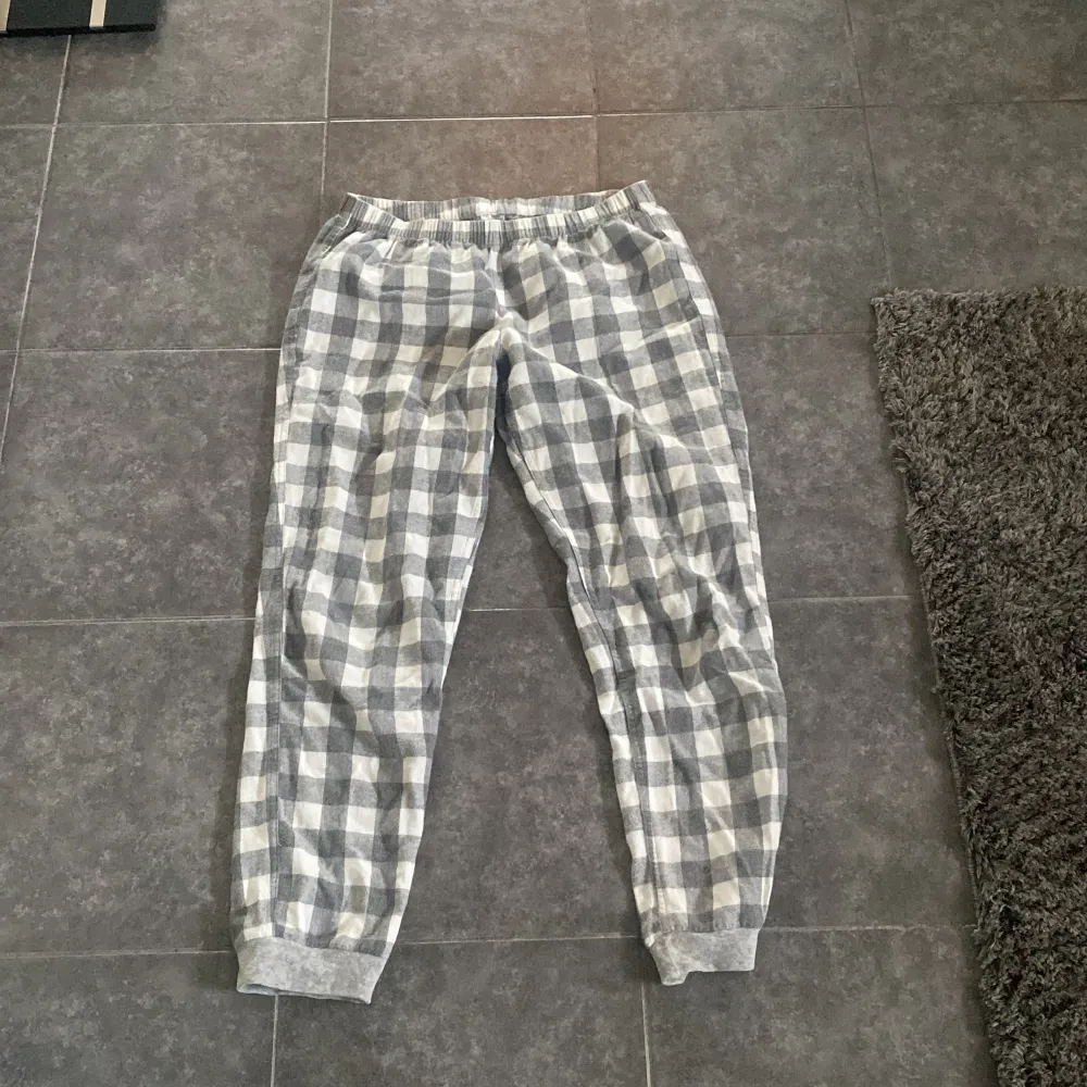 Rutiga pyjamas byxor, lappen är bort klippt men jag tror dom är från Hm och skulle tippa på att storleken är S, lite noppriga . Jeans & Byxor.