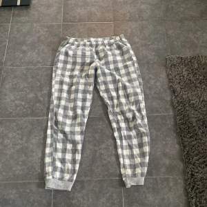 Rutiga pyjamas byxor, lappen är bort klippt men jag tror dom är från Hm och skulle tippa på att storleken är S, lite noppriga 