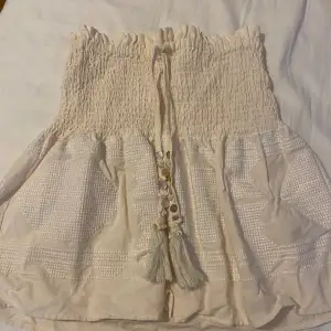 Jätte fin zara kjol, endast använt 1 gång och nyskick, säljer då den inte kommer till användning 💕