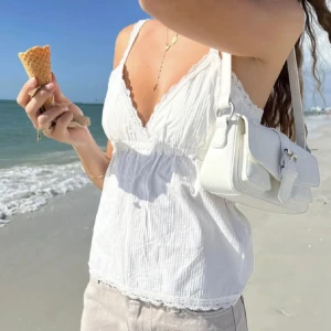 Brandy melville topp🤍 - Så himla fin topp från brandymelville. Helt slutsåld och ny med lappen kvar.🤍