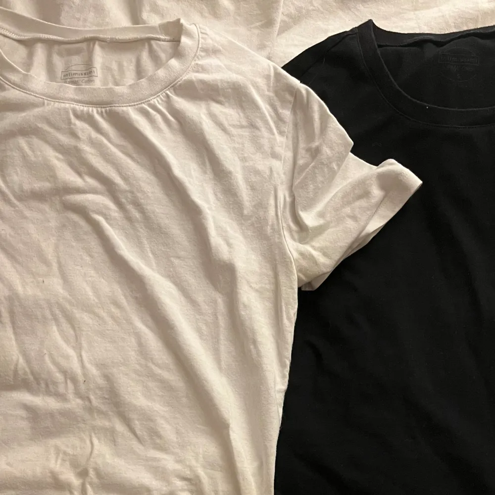 Två t-shirts från intimissimi, en svart och en vit. 120kr styck❤️ båda för 220. T-shirts.