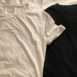 Två t-shirts från intimissimi, en svart och en vit. 120kr styck❤️ båda för 220