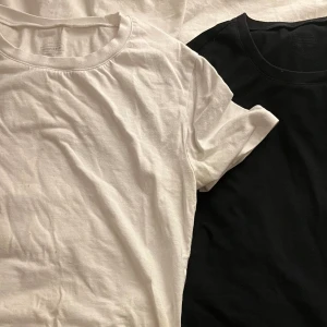Intimissimi  - Två t-shirts från intimissimi, en svart och en vit. 120kr styck❤️ båda för 220