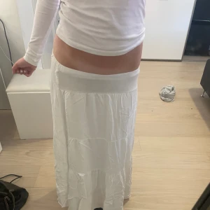 lågmidjad långkjol - säljer denna lågmidjade långkjol då den inte kommer till användning längre,super bra skick inga defekter jag är runt 160cm 