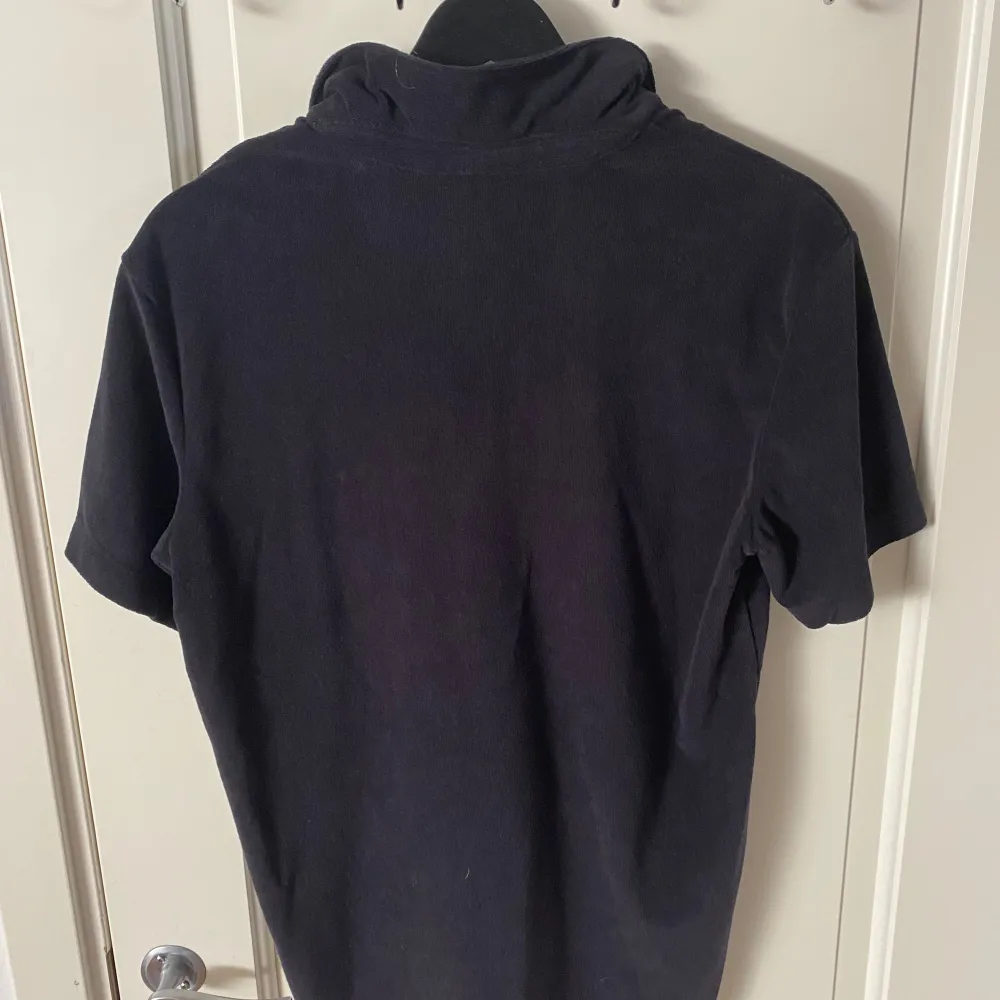 En svart frotté tröja från H&M. Den är i storlek S Den är helt oanvänd.  Perfekt nu till sommaren. Säljer för 100. T-shirts.