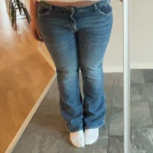 Lågmidjade jeans - Jättefina låga jeans från lindex! Endast använda en gång och säljer då dom bara legat i garderoben. (små i storleken) Skriv om du har fler frågor!!💓