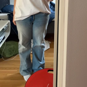 Lågmidjade jeans - Låga straight leg jeans från weekday. Sitter lite baggy på mig. Säljs då dom inte används. Köpta för 500. Priset kan absolut diskuteras vid snabb affär💗💗