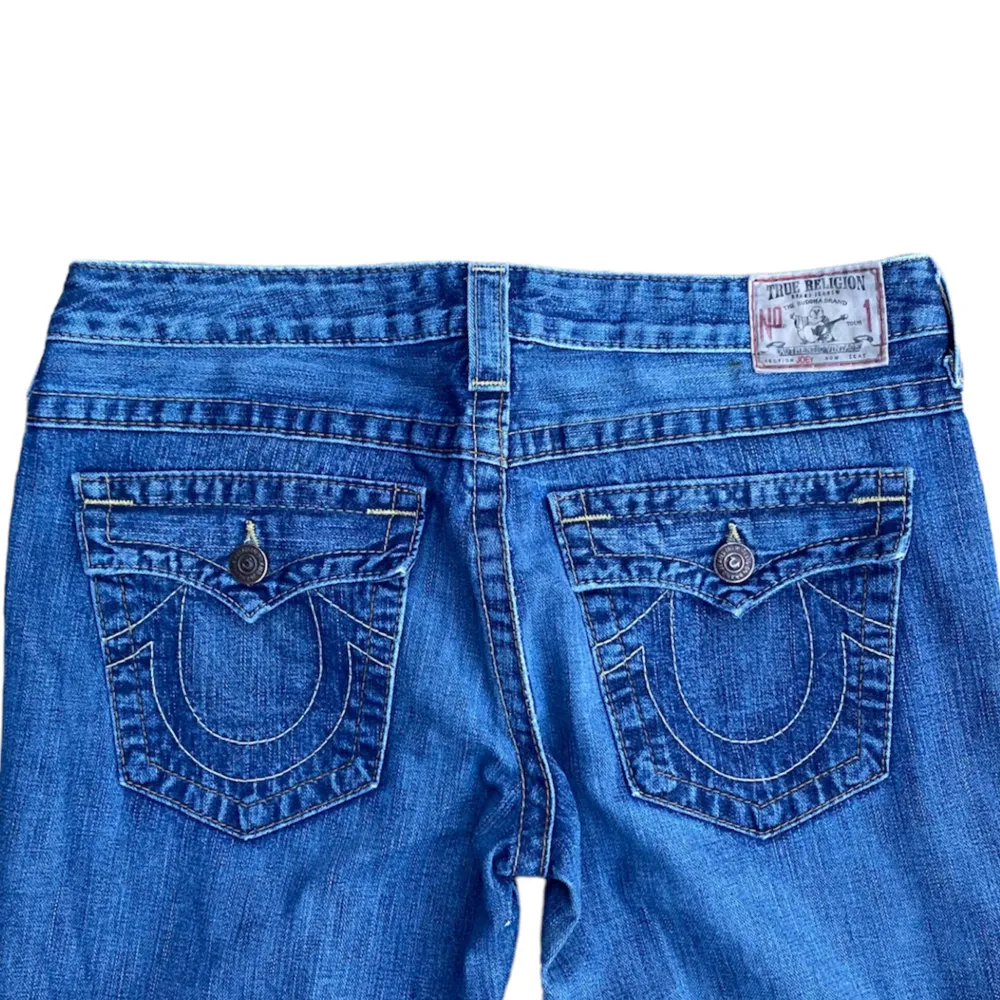 Snygga true religion jeans som är väldigt flared! 🔥🔥storlek 32 i midjan och de är i bra skick förutom hålen på benen! . Jeans & Byxor.
