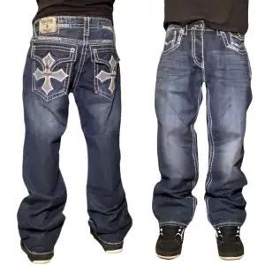 Olimp jeans med fat stich och många detaljer. Storlek W34, L32. Mått: midjemått - 46 cm, längd - 110 cm, benbredd - 25 cm. 