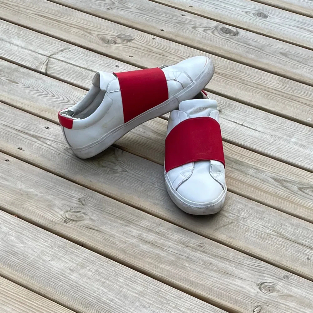 Väldigt snygga och coola sneakers i Storlek 41. Dessa är limiterade och slutsålda:) Pris kan förhandlas. . Kengät.