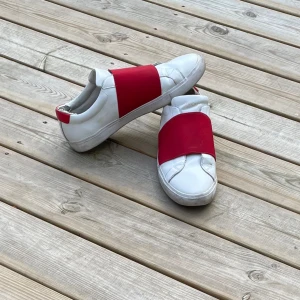 Snygga sneakers - Väldigt snygga och coola sneakers i Storlek 41. Dessa är limiterade och slutsålda:) Pris kan förhandlas. 