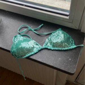 Paljett bikinitopp - Säljer nu endast överdelen på en bikini som är så fin med paljetter! Den är både grön och blå men mest grön😜Så extraordinär☺️