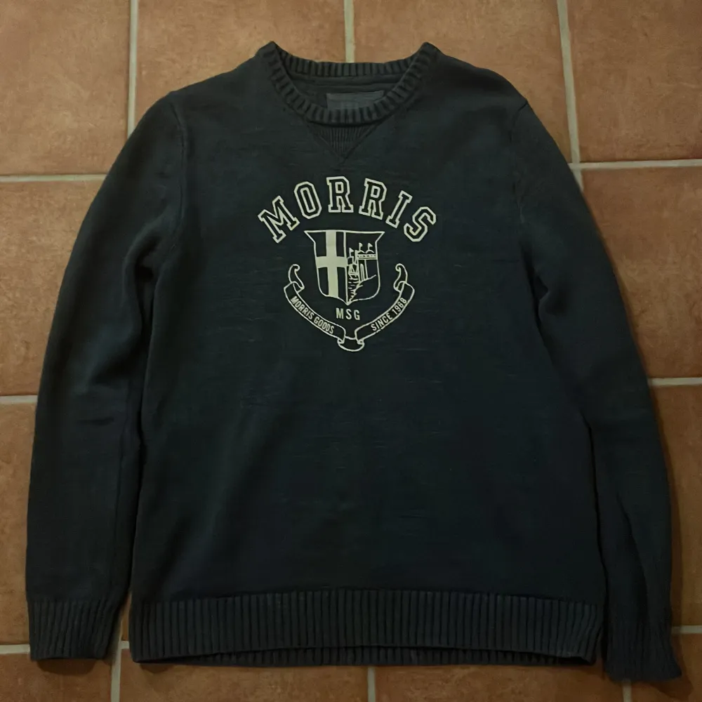 Morris sweatshirt som är mycket bekväm och i bra skick i storlek m. Tröjor & Koftor.