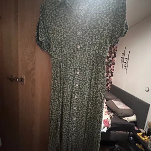 Grön klänning - Grön klänning i storlek 40/42. Använd endast ett fåtal gånger.   Köparen står för frakt 