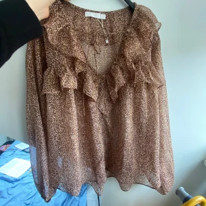 Blus från mago - Super söt blus från mago i storlek S. Knappt andvänd så skicket är som nytt!! Skriv vid frågor!💕