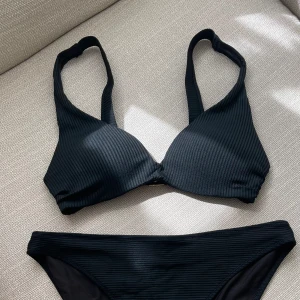 Fin bikini till sommaren🌸 - Fin bikini från H&M med lite push up i bh:n. Knappt använd så i superfint skick!💗