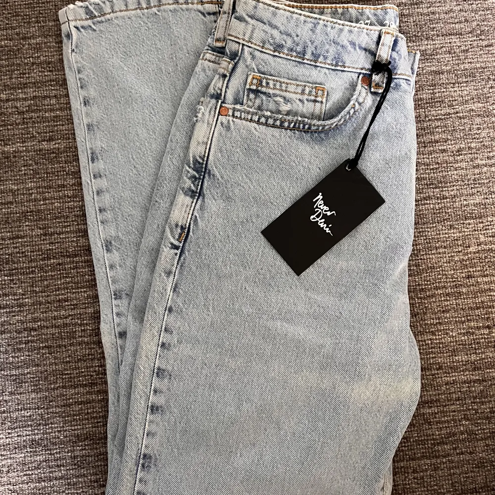 Straight leg high waisted light wash jeans in perfectly new condition with tags. Size: waist 26. Price can be discussed.. Jeans & Byxor.