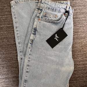 Straight leg high waisted light wash jeans in perfectly new condition with tags. Size: waist 26. Price can be discussed.