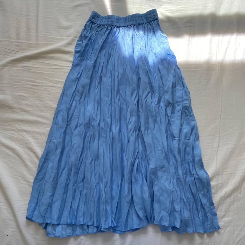 Blå kjol från Gina Tricot ❣️ Säljer då den är för liten på mig // använd gärna köp nu! 🤍. Kjolar.