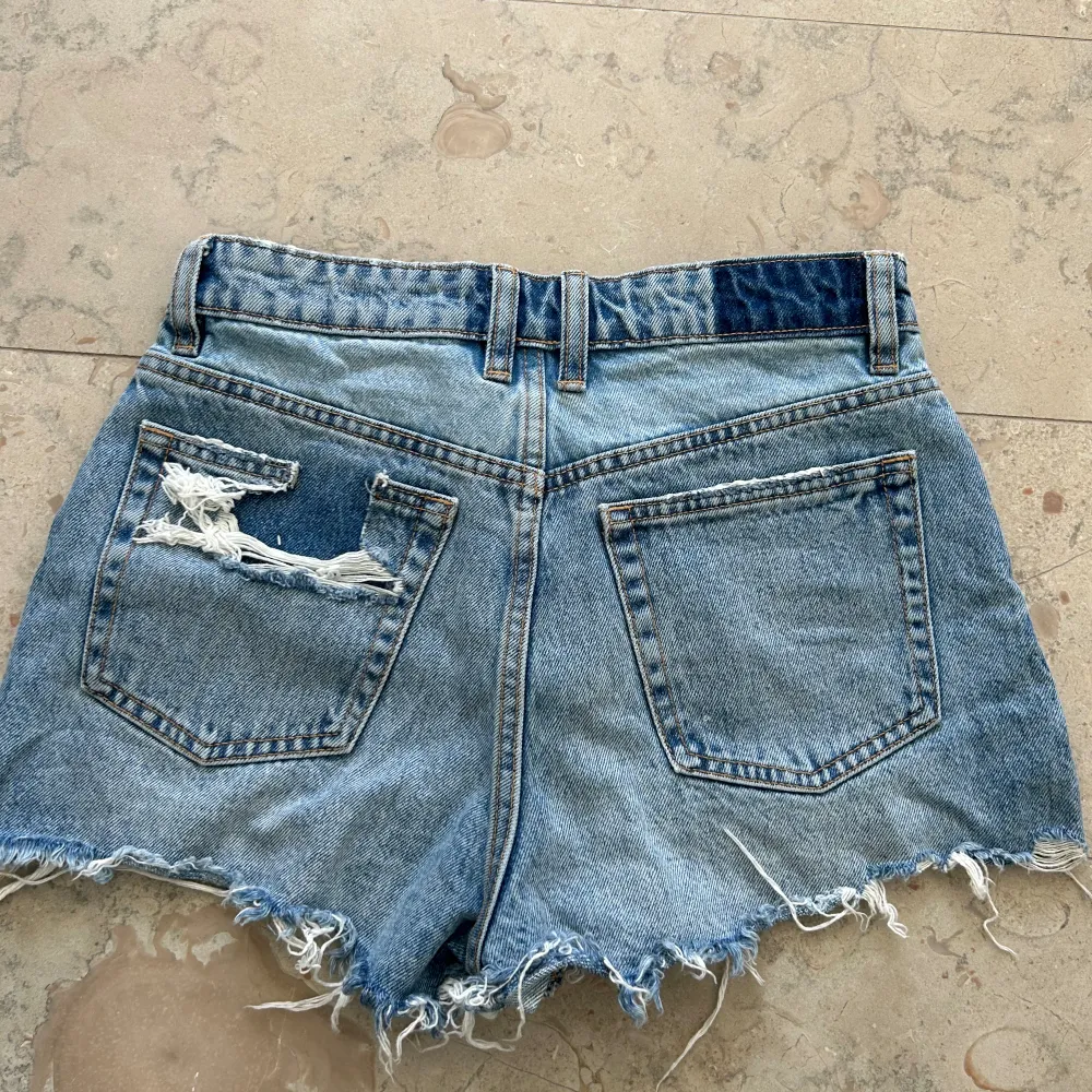 Säljer dessa as coola jeansshorts med två olika färgen ifrån zara i storlek 32💓💓. Shorts.