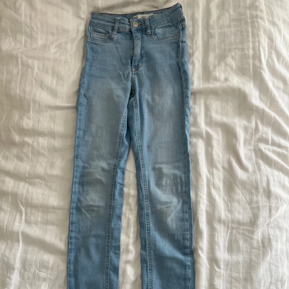 Säljer nu dessa jeans från Gina tricot, dem är i bra skick och inga skavanker. Skriv för fler bilder eller om du har några frågor. Köparen står för frakten😭. Jeans & Byxor.