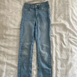 Skinny jeans  - Säljer nu dessa jeans från Gina tricot, dem är i bra skick och inga skavanker. Skriv för fler bilder eller om du har några frågor. Köparen står för frakten😭