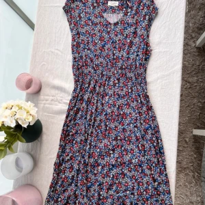 Klänning Holly & Whyte  - Strl M. Bra skick. Resår i midjan. Kolla gärna in mina andra annonser för samfrakt. Katt finns i hemmet (allergivänlig ras).