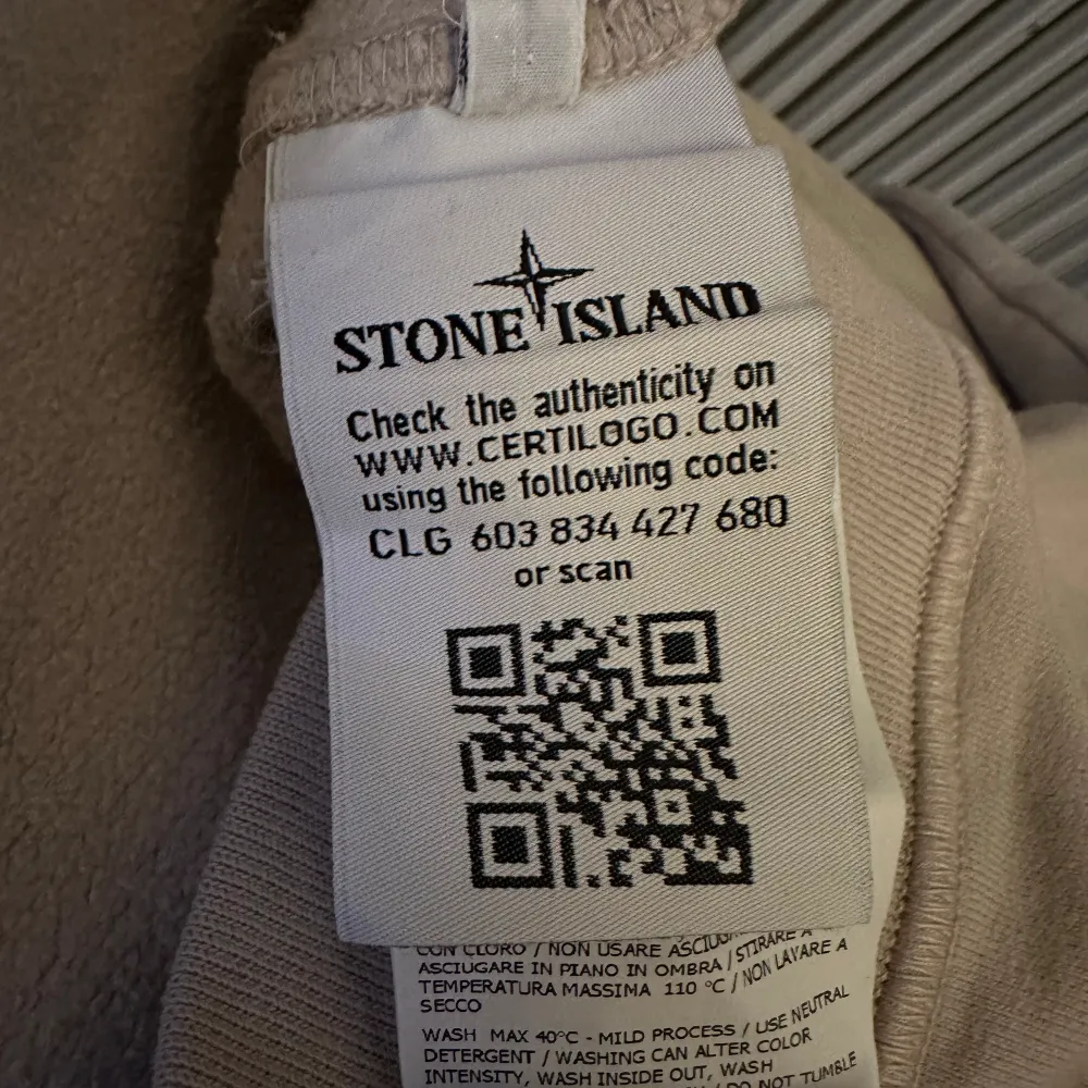 Säljer min knappt använda stone island hoodie. Nästintill nyskick 9-9,5 av 10 i storlek medium. Nypris ca 3500kr köpt på NK i Göteborg.. Hoodies.