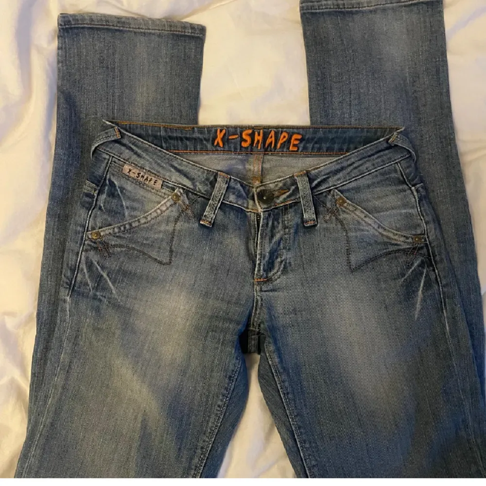 Säljer mina lågmidjade X-Shape jeans eftersom de är försmå.💞 Innerbenslängden: 81 cm Midjemått: 38 cm. Jeans & Byxor.