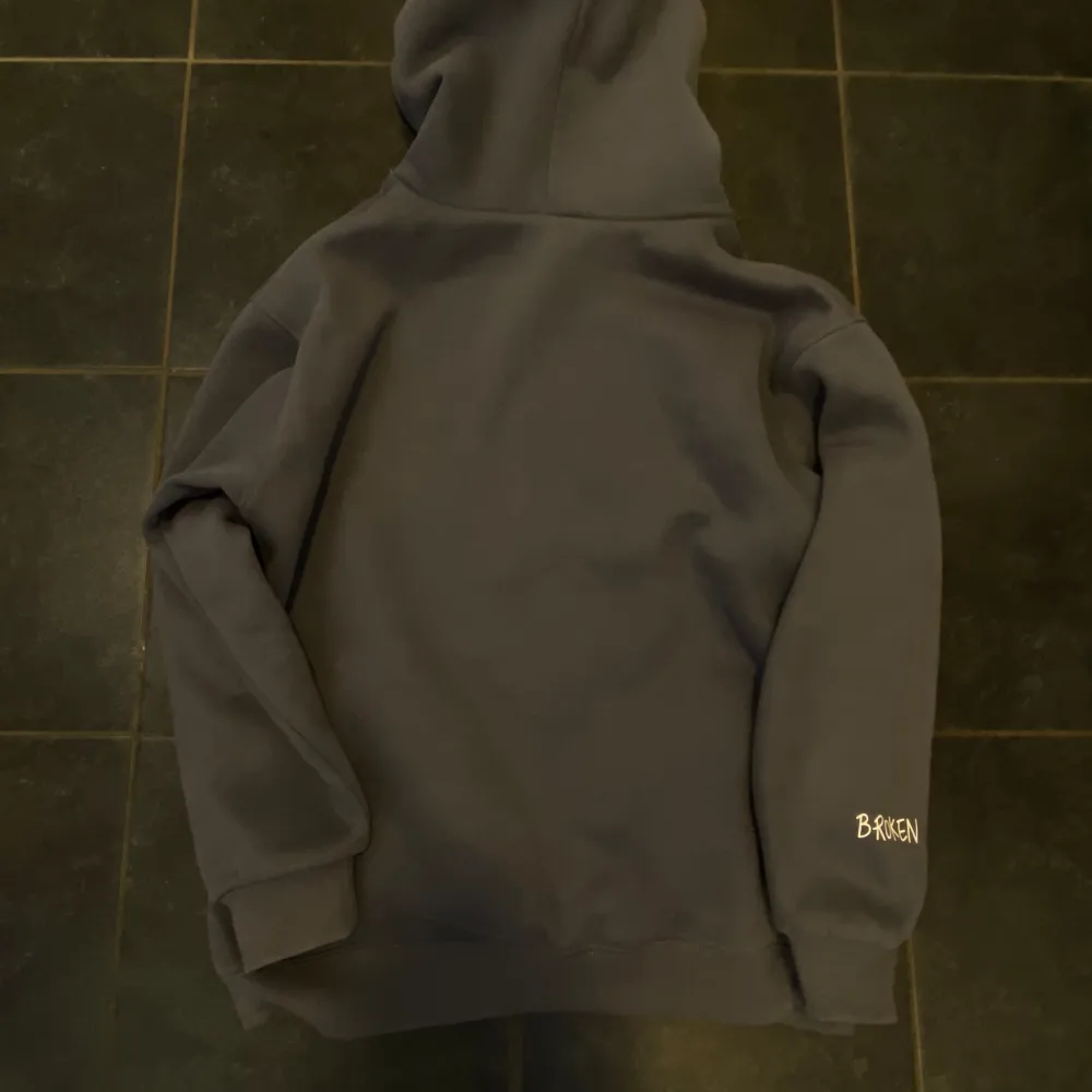 Säljer denna Lost in Space hoodie från Broken Planet💪Är knappt använd och är i 10/10 skick! Den är i storlek medium.. Hoodies.