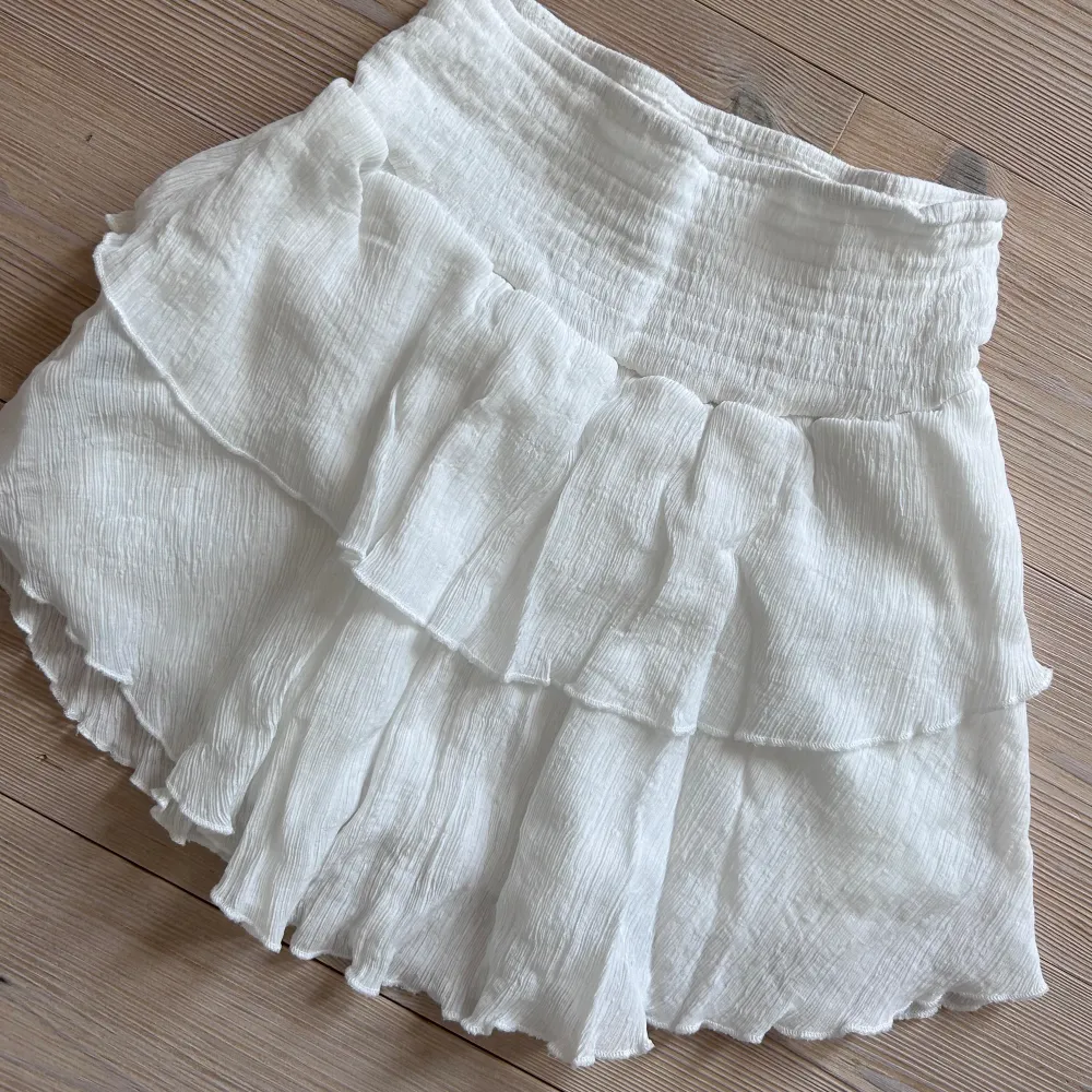 Superfin kjol från Shein!🌸 Använts fåtal gånger och är som ny💕. Kjolar.
