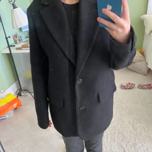 Kappa / jacka & other stories - Så fin kappa från stories, i modellen av en oversized blazer. Italiensk ull. Nypris 1950kr