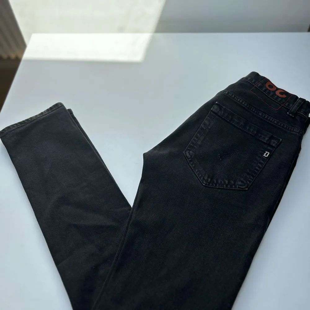 Säljer nu dessa ännu fetare dondup jeans i färgen svart som är i storlek 29. Skicket 8,5 då det finns tecken på andvändning. Vid frågor eller funderingar är det bara att höra av sig.  Mvh SVC!!!. Jeans & Byxor.