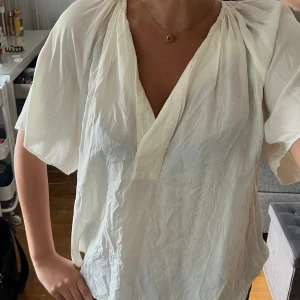 Snygg vit blus! - Snygg vit stilren blus! Använd fåtal gånger! Säljer pga den ej kommer till användning! 💘