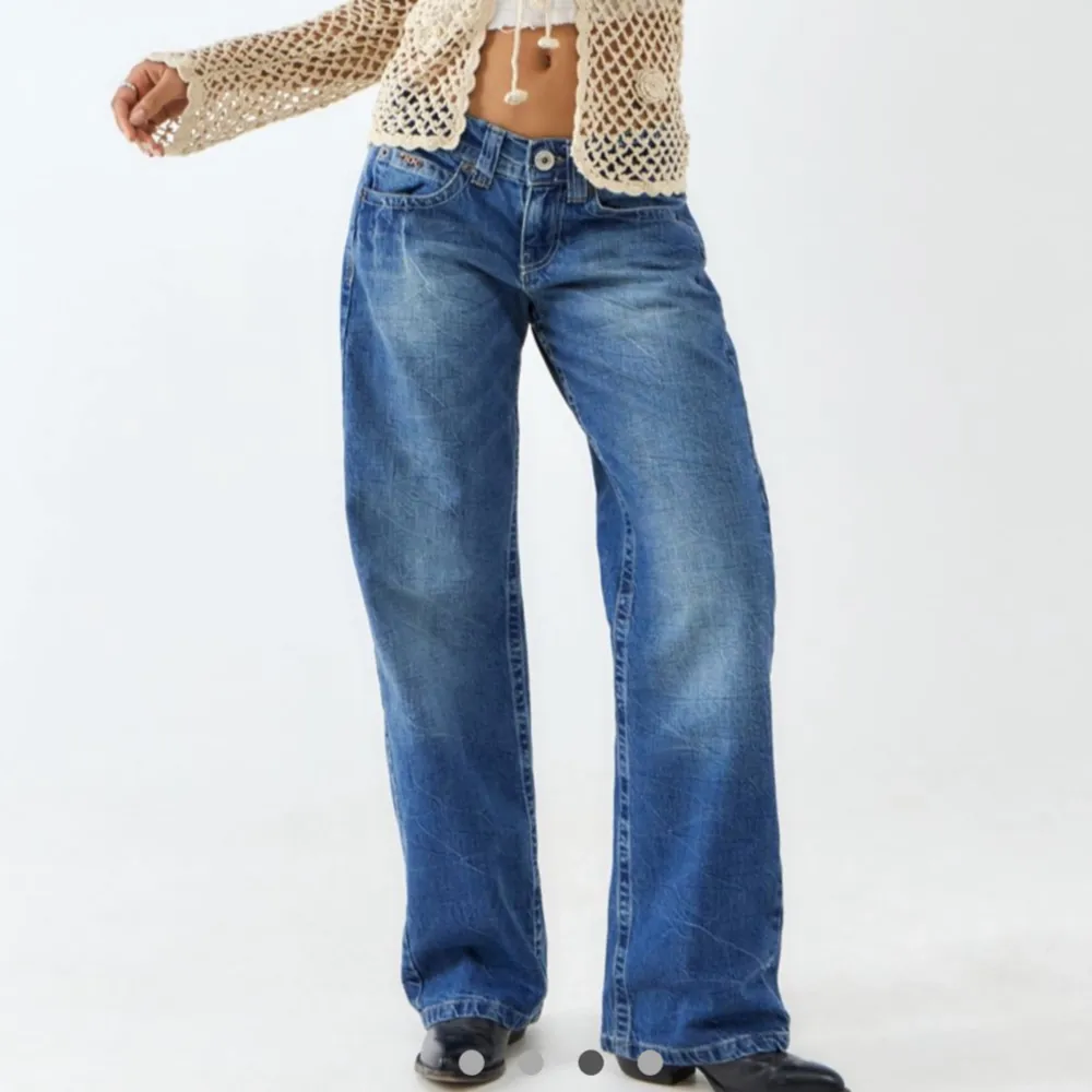 Säljer mina low waist jeans från Urban Outfitters. Säljer då som är lite stora, endast använda 1-2 gånger💕 Orginalpris 699 kr. Jeans & Byxor.