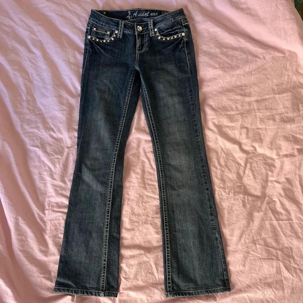 Lågmidjade bootcut jeans.  Massa bling både fram och bak✨  Inget slitage. Lite stretch i sig  Midja rakt över: 33,5 cm  Innebenslängd: 77. Jeans & Byxor.