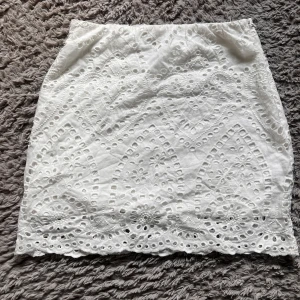 Vit kjol - Säljer denna fina vita kjol med mönster, har aldrig använt den men den är en jätte söt sommar kjol bland annat. Köpte den för 600 förra året🩷