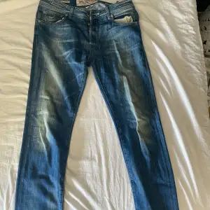 Säljer nu mina super fina Jacob Cohen jeans som är i super fint skick och perfket färg nu till sommaren, dem är sparsamt använda och är i modell 622 samt storlek 33, hör av er vid frågor och funderingar