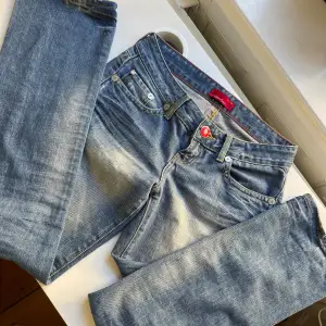 Lowwaist bootcut jeans från Cross Jeans. Storlek W27 L32. Midja ca 36x2=72cm. Innerbenlängd 78cm. Total längd 101cm. Sjukt snygga detaljer både där fram o bak! ❤️