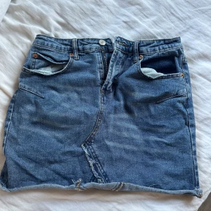 Fin jeanskjol💗 - Jätteskön jeanskjol från Zaful💗Bra skick och går lätt att klippa kortare om man vill💗Skriv för mer frågor eller bilder