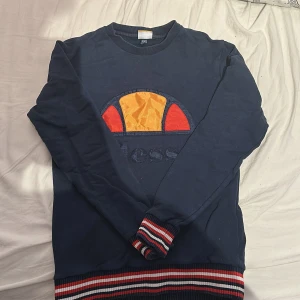 Ellesse tjocktröja - Säljer storlek xs ellesse tjocktröja pga sällan användning 