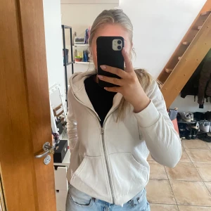 Huvtröja med zip - Så simpel och bra tröja✨ använd ett få antal gånger men kommer ej till användning längre!
